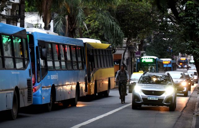 Se levantó el paro del transporte y esta medianoche vuelven a circular los colectivos