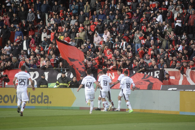 Newells derrotó 2 a 0 a Lanús y volvió al triunfo tras 8 partidos