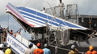 Lesiones en cad&aacute;veres sugieren que el Airbus cay&oacute; de panza al mar