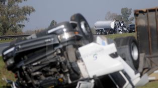 Un camión con combustible chocó con otro sobre la autopista