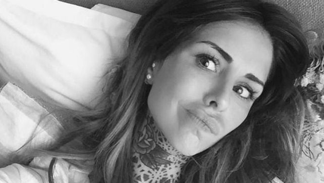 No para: Candelaria Tinelli se tatuó todo el cuello de negro