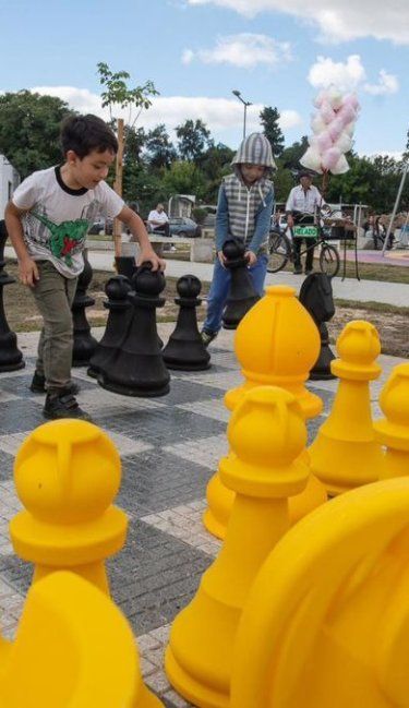 Entre laberintos y lecturas, la plaza Borges redefine un sector de la ciudad