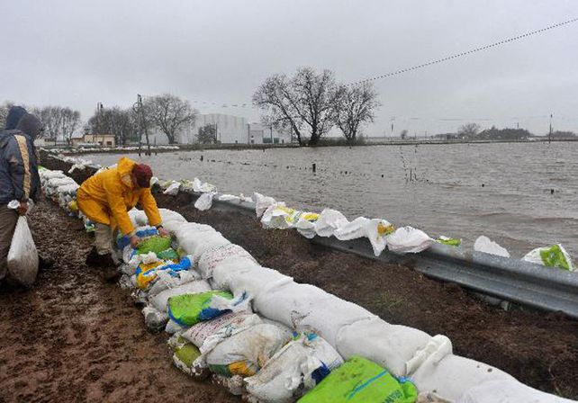 Recurrente. Muchos campos de la provincia se inundan y para evacuar el agua se realizan los canales / Foto: Gentileza La Capital