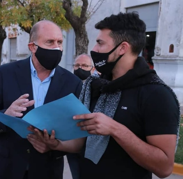 El joven mandatario comunal peronista, Joan Stramesi (26), quien dió un batacazo electoral en Cafferata en las últimas elecciones, junto al gobernador Omar Perotti.
