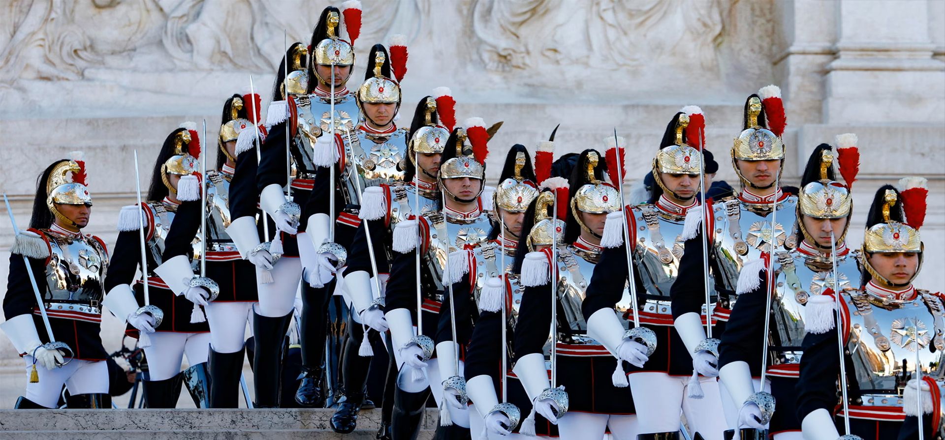 Los guardias ceremoniales participan en una ceremonia de colocación de coronas en el Altar de la Patria, donde está enterrado el Soldado Desconocido Italiano. El Día de la Unidad Nacional y el Día de las Fuerzas Armadas de Italia se celebran anualmente el 4 de noviembre, Roma, Italia. Fotografía: Fabio Frustaci/EPA Los guardias ceremoniales participan en una ceremonia de colocación de coronas en el Altar de la Patria, donde está enterrado el Soldado Desconocido Italiano. El Día de la Unidad Nacional y el Día de las Fuerzas Armadas de Italia se celebran anualmente el 4 de noviembre, Roma, Italia. Fotografía: Fabio Frustaci/EPA