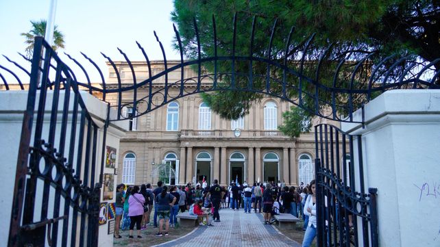 La Escuela Normal 1 arrancó las clases con un discurso a favor del reclamo salarial.