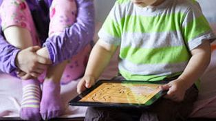 El uso de tablets y smartphones como juguetes para los bebés supone un riesgo en el desarrollo