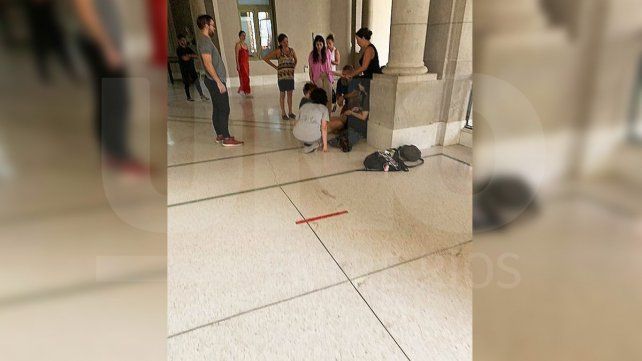 El centro de estudiantes del colegio secundario José María Torres de Paraná organizó una sentada en el patio de la institución para reclamar por medidas ante la ola de calor que azota hace varios días a la capital provincial.&nbsp;