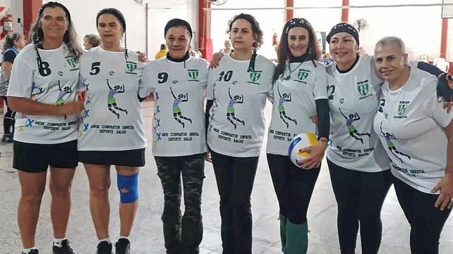 Equipo. Las integrantes del elenco femenino de Newcom que representa al Club Bancario Gualeguay estrenó camisetas con el logo del grupo oncológico Guerreras y Solidarias.