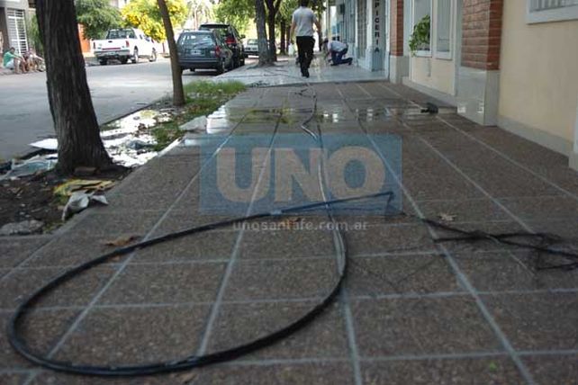 Un cable de alta tensión puso en peligro a vecinos de Candioti Norte