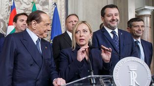 Meloni habla a la prensa al salir de la entrevista con el presidente Mattarella. Berlusconi y Salvini la flanquean en silencio. Ahora manda ella.&nbsp;