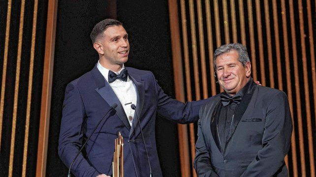 El Dibu Martínez ganó el premio al mejor arquero del mundo.