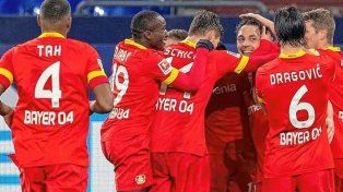 Bayer Leverkusen goleó a Schalke 04 y extendió, con Palacios en cancha, su buen presente en la Bundesliga.