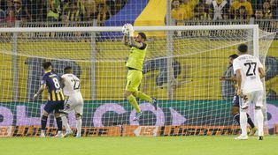 Fatu Broun detiene el envío aéreo en el partido ante Riestra, la despedida de Central en el torneo.
