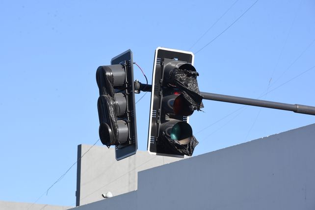 Seguridad vial: instalan semáforos en doce esquinas clave de la ciudad