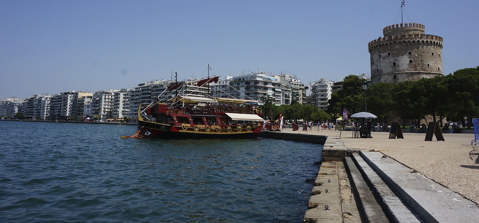 La Torre Blanca, construida a fines del siglo XV como parte de las murallas defensivas de la ciudad, se erige como el monumento icónico de Tesalónica, Grecia. El paseo marítimo que se extiende por millas frente a ella es amado por turistas y lugareños, especialmente para combatir el calor del verano.