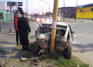 Un auto terminó incrustado en la columna de un semáforo