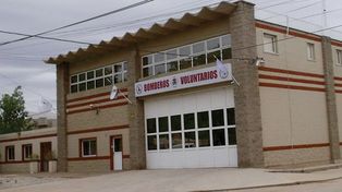 El cuartel de bomberos, ubicado en Brown y Gálvez, tiene previsto hacer otro portón de salida.