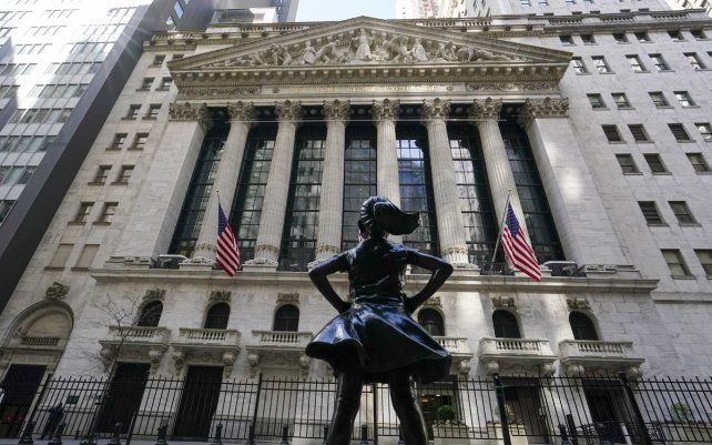La estatua de Fearless Girl frente a la Bolsa de Valores de Nueva York en el distrito financiero de Nueva York. Las acciones han tenido un comienzo sólido en Wall Street, ya que los bancos recuperaron parte del terreno que perdieron un día antes.