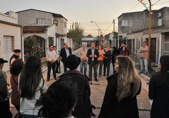 Pavimento articulado: el Intendente inauguró la cuadra 120