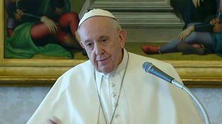 El papa habló desde la biblioteca y transmitió el rezo por streaming