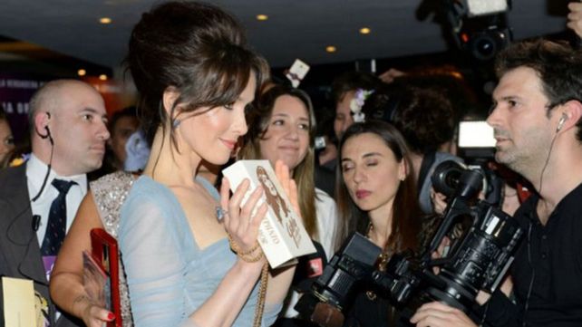 Natalia Oreiro, a pura elegancia, con un ajustado vestido italiano en el avant premier de Gilda
