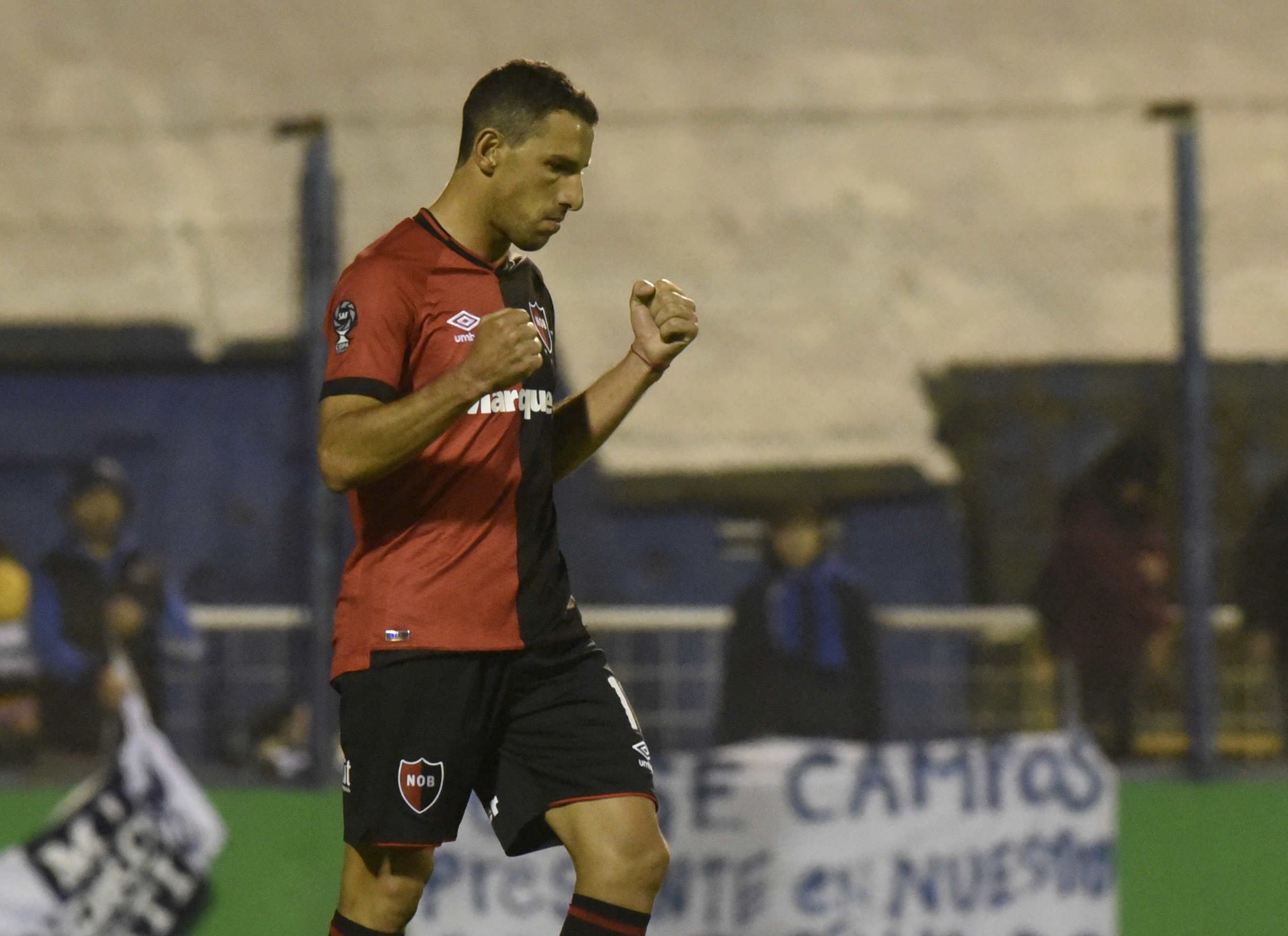 La Fiera festeja el tanto del triunfo en La Plata en 2019.