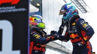 Max Verstappen y Checo Pérez los exitosos pilotos de Red Bull.