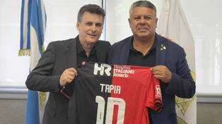 Tapia recibió una camiseta de Newells de manos del presidente rojinegro