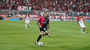 El Pipa y la pelota. Darío Benedetto tiene el arco cerrado y Newell’s sufre su sequía goleadora. El domingo visitará la cancha donde anotó su último gol. &nbsp;