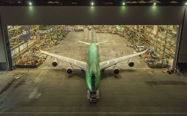 El último Jumbo salió de la planta de la Boeing este martes.