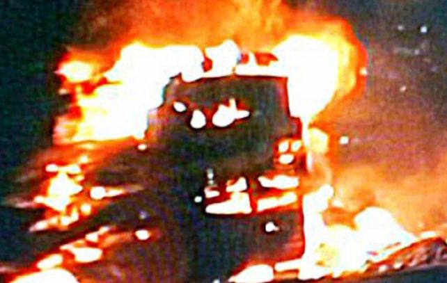 El ómnibus se incendió tras el choque y algunos pasajeros no pudieron escapar. (foto: Misiones Online)