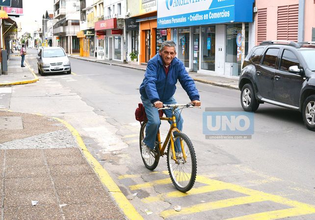El ciclista urbano llegó hoy hasta la redacción de UNO porque es un fiel lector. Las líneas amarillas son para los autos pero bien se podrían utilizar como ciclovía. Foto UNO Juan Manuel Hernández.