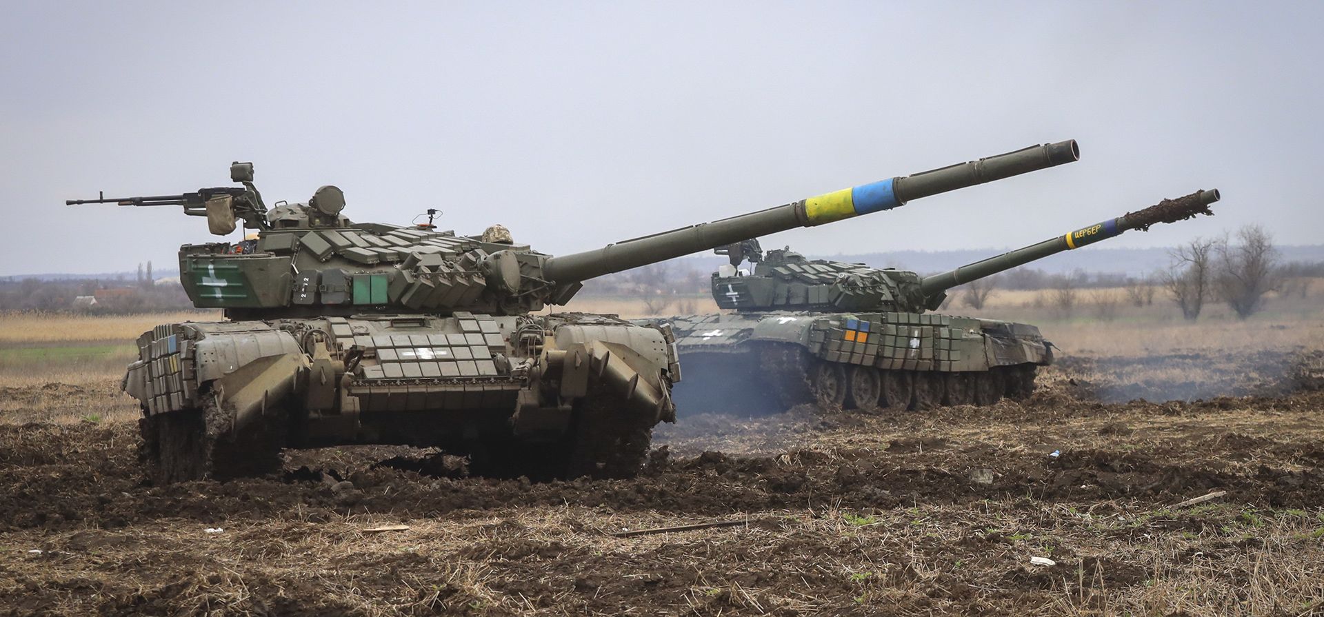 Tanques del ejército ucraniano hacen ejercicio mientras los soldados verifican la preparación del equipo para el despliegue de combate, en una base militar en la región de Zaporizhzhia, Ucrania, el miércoles 5 de abril de 2023. (Foto AP/Kateryna Klochko)