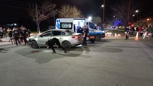 Personal policial revisa el interior del Renault Fluence atacado a balazos en avenida Peñaloza y French, en el barrio Las Flores de la ciudad de Santa Fe.&nbsp;
