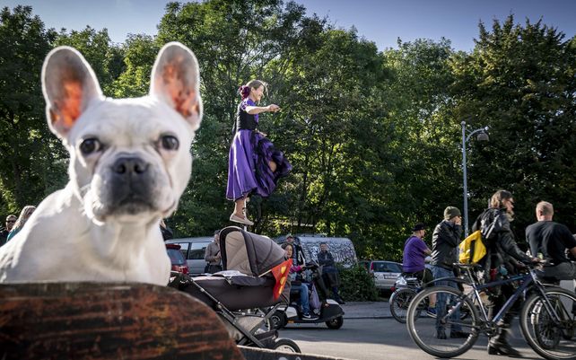 Una mujer actúa durante las celebraciones para conmemorar el 50° aniversario de Christiania, con un desfile desde la ciudad libre hasta la Plaza del Ayuntamiento en Copenhague. La Ciudad libre de Christiania es un barrio parcialmente autogobernado de unos 1000 residentes.