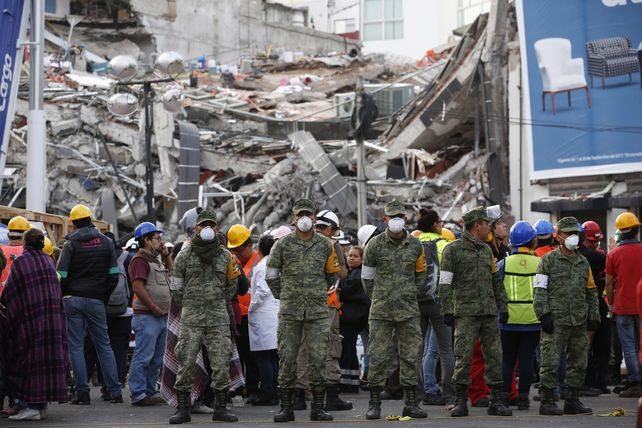 Soldados mexicanos custodian un sector donde colapsó uno de los edificios.&nbsp;