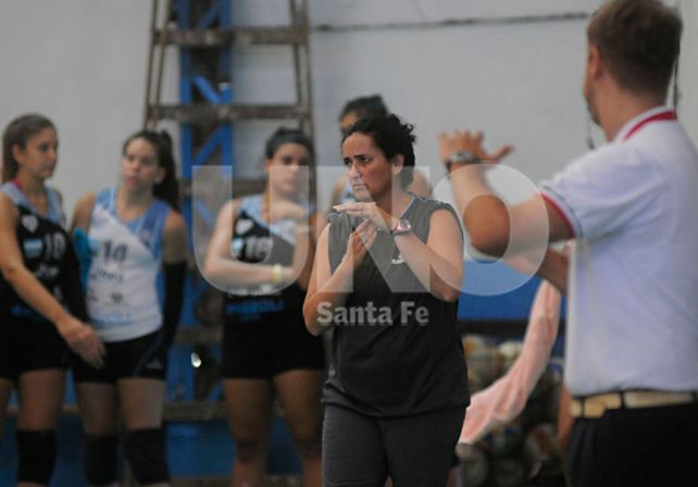 Lorena Góngora pide tiempo muerto en uno de los amistosos.