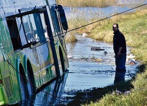 Tres muertos al volcar un colectivo en la ruta 2 cerca de Mar del Plata