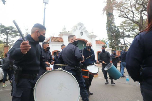 Policías de la bonaerense siguen la protesta y rechazaron dialogar con el presidente