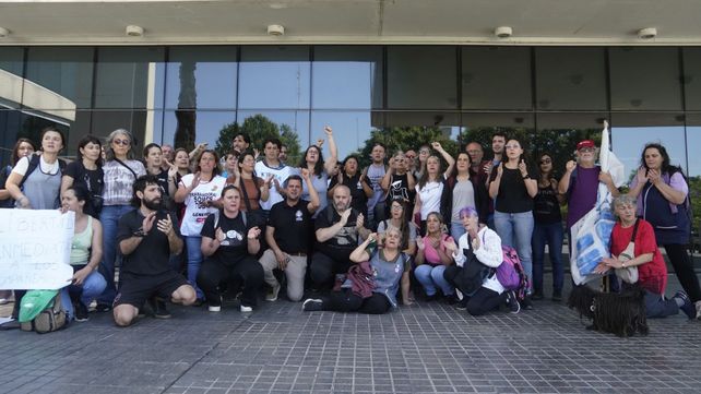 Representantes de ATE y Amsafé Rosario protestaron esta mañana contra las detenciones por los incidentes en la Legislatura.