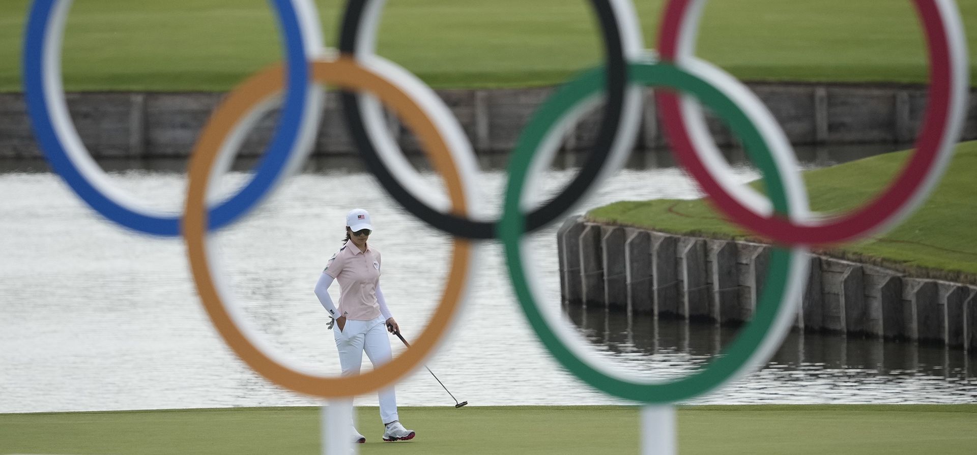 Ashley Lau, de Malasia, mira su putt en el green del hoyo 15 durante la primera ronda del torneo de golf femenino de los Juegos Olímpicos de Verano de 2024, el miércoles 7 de agosto de 2024, en Le Golf National, en Saint-Quentin-en-Yvelines, Francia. (Foto AP/Matt York)