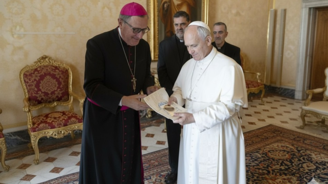 El momento en el que el arzobispo Eduardo Martín le hace entrega al papa León XIV de la invitación formal para que visite Rosario.