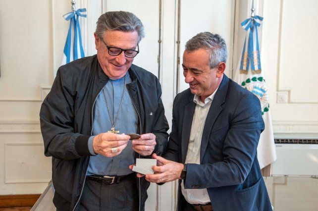 Monseñor Martín fue el primero en recibir una de las medalla del tricentenario.