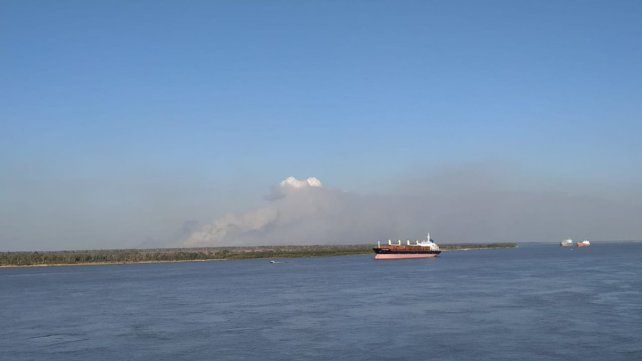 Una amplia y espesa columna de humo se divisaba este sábado por la tarde en la zonas de islas de Entre Ríos ubicada frente a San Lorenzo.