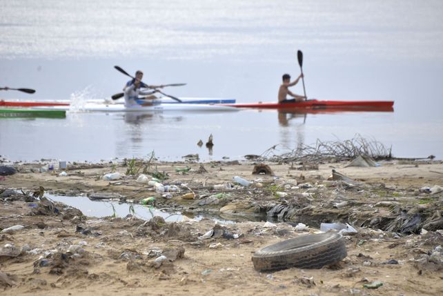 Cada vez que baja el río en el Thompson aparece la basura en el costa.&nbsp;
