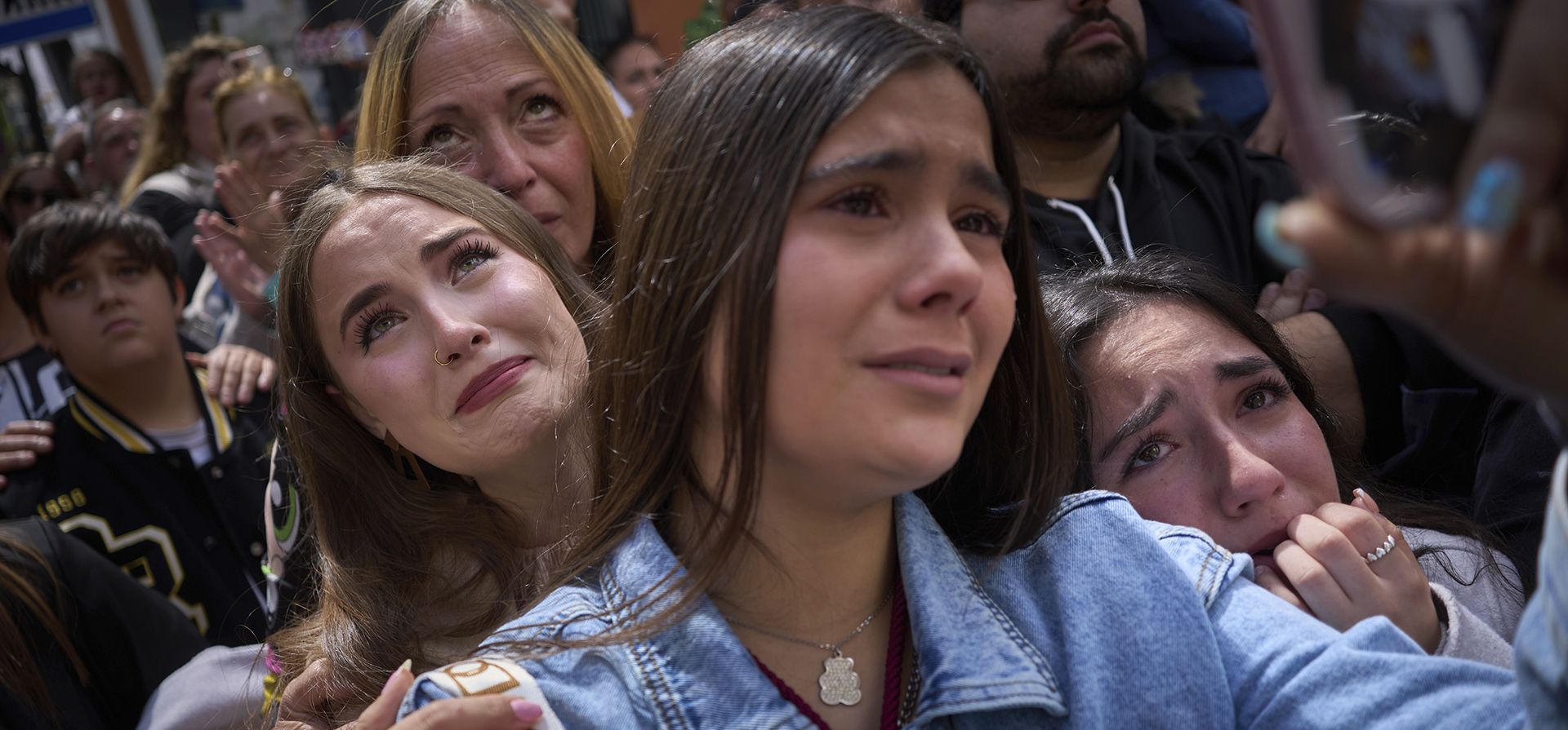 Los fieles reaccionan entre lágrimas al observar a la hermandad del Cristo del Cerro mientras procesionan por las calles de Sevilla, durante la Semana Santa en España, el martes 15 de abril de 2025. (Foto AP/Emilio Morenatti) Los fieles reaccionan entre lágrimas al observar a la hermandad del Cristo del Cerro mientras procesionan por las calles de Sevilla, durante la Semana Santa en España, el martes 15 de abril de 2025. (Foto AP/Emilio Morenatti)