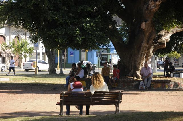 Plaza España: usuarios y vecinos exigen obras en el espacio y su entorno