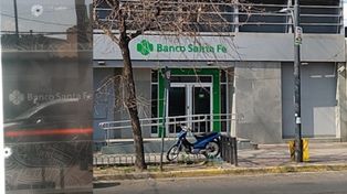 De los siete tiros, dos dieron contra el blíndex de los cajeros automáticos donde había tres personas.