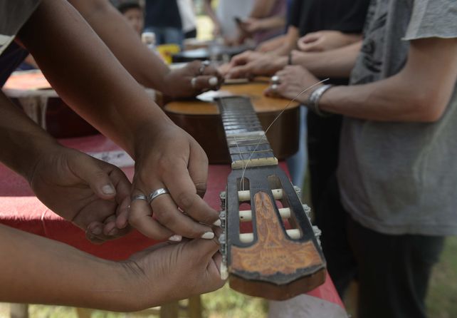 Lutería, arte y oficio para pibes y pibas del barrio La Lagunita